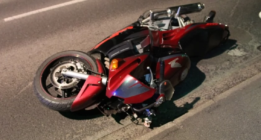 Motocyklista uderzył w filar mostu we Włocławku. 20 latek zginął na miejscu