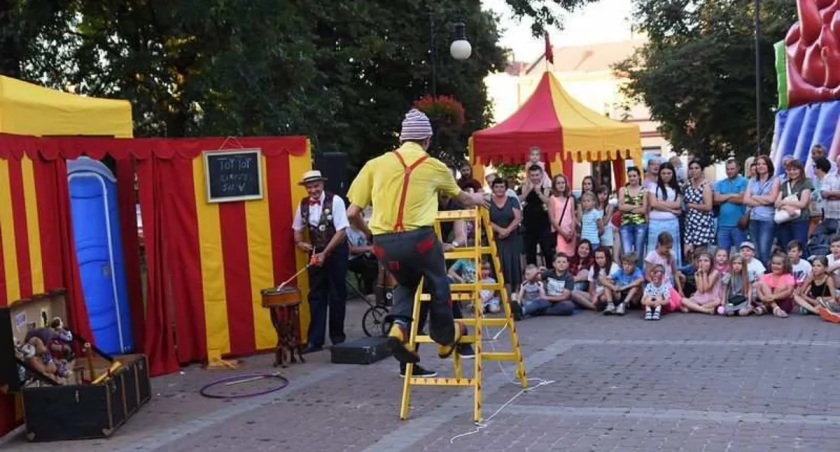 XXI Brzeskie Spotkania Teatrów Ulicznych gramOFFon. Wielkie święto teatru w Brześciu Kujawskim [PROGRAM]