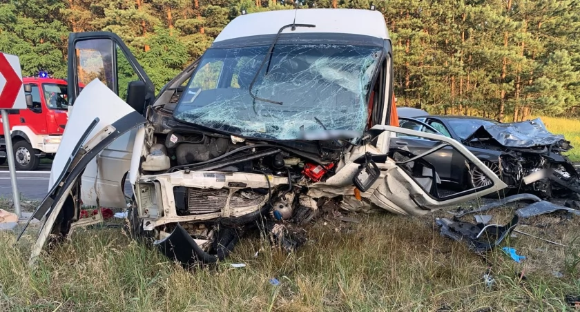 Tragedia w regionie. Autobus zderzył się z mercedesem. Jedna osoba nie żyje. 9 kolejnych poszkodowanych [ZDJĘCIA]