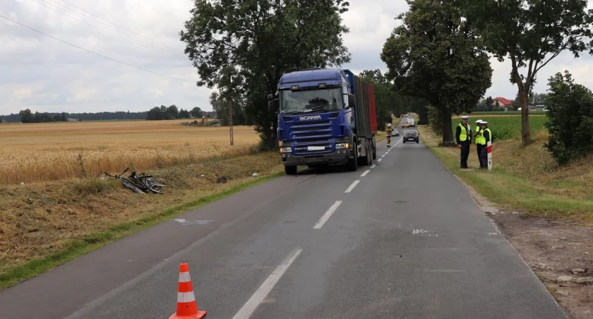 Ciężarówka najechała na rowerzystę w regionie [ZDJĘCIA]