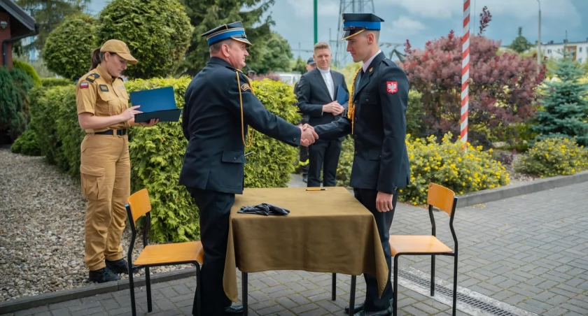 Nowi strażacy we Włocławku złożyli ślubowanie. Komendant Wojewódzki wręczył nagrody [ZDJĘCIA]