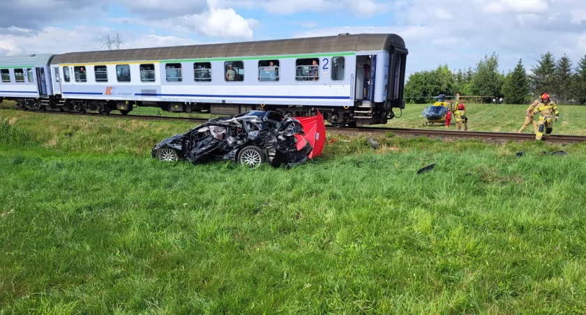 Tragedia na torach. Pociąg zmiażdżył osobówkę. Kierowca auta zginął na miejscu [FOTO]