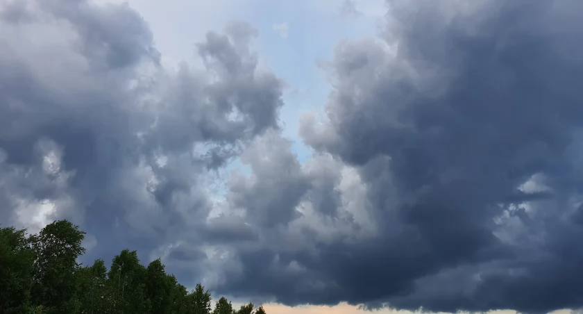 IMGW ostrzega! Nad Włocławkiem i okolicą pojawią się burze, silny wiatr i grad