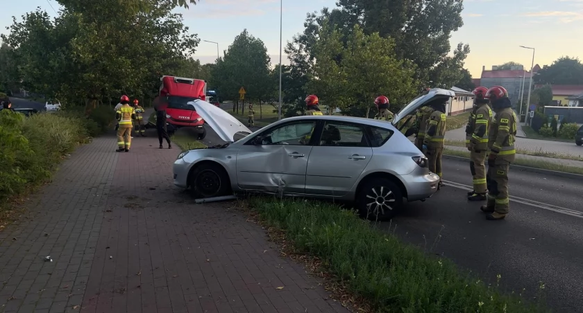 Zderzenie osobówki z ciężarówką we Włocławku