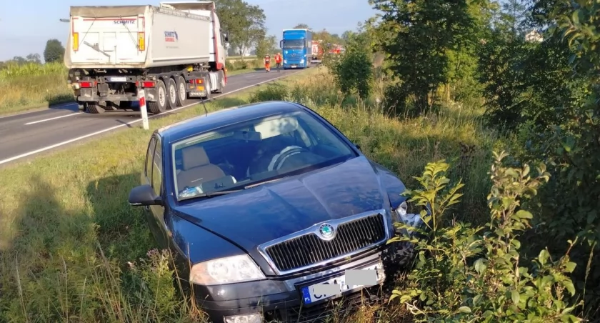 Zderzenie osobówek na DK62 w regionie. Kierowca zasnął za kierownicą [ZDJĘCIA]