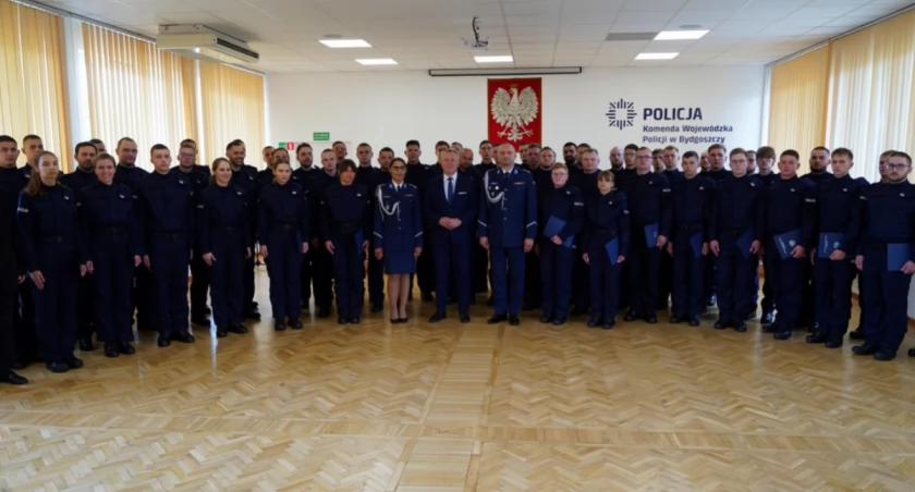 Pięćdziesięciu czterech nowych policjantów złożyło ślubowanie. Będą służyli też we Włocławku