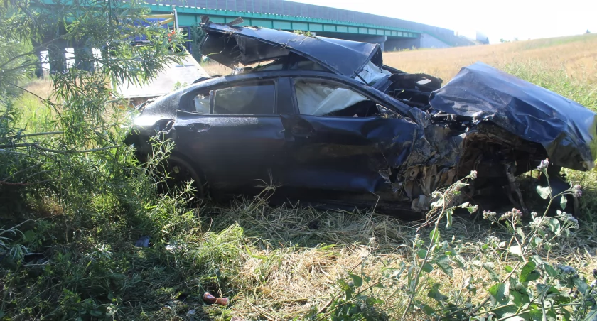 Tragedia na A1 pod Włocławkiem. Nie żyje 19-latek. BMW dachowało