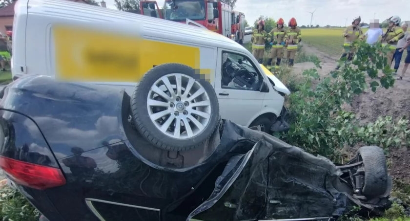 Wypadek w Płowcach. Pojazdy wpadły do rowu, a osobówka dachowała [ZDJĘCIA]