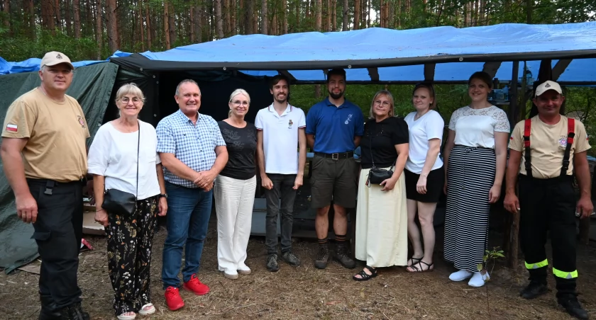 Włodarze Gminy Włocławek odwiedzili  harcerzy nad jeziorem Dzilno
