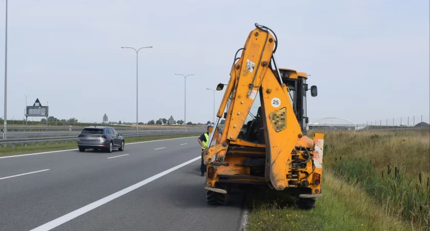 Jechał koparką A1. Zatrzymali go włocławscy policjanci
