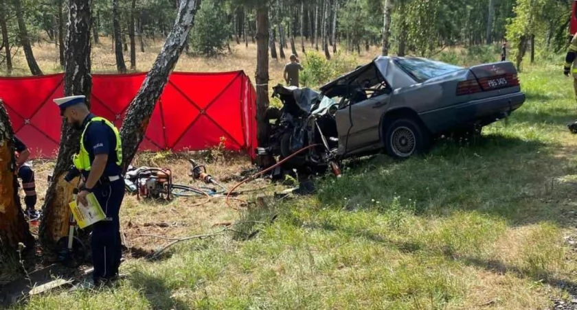 Tragiczny wypadek w Gminie Włocławek na DK62. Mercedes uderzył w drzewo