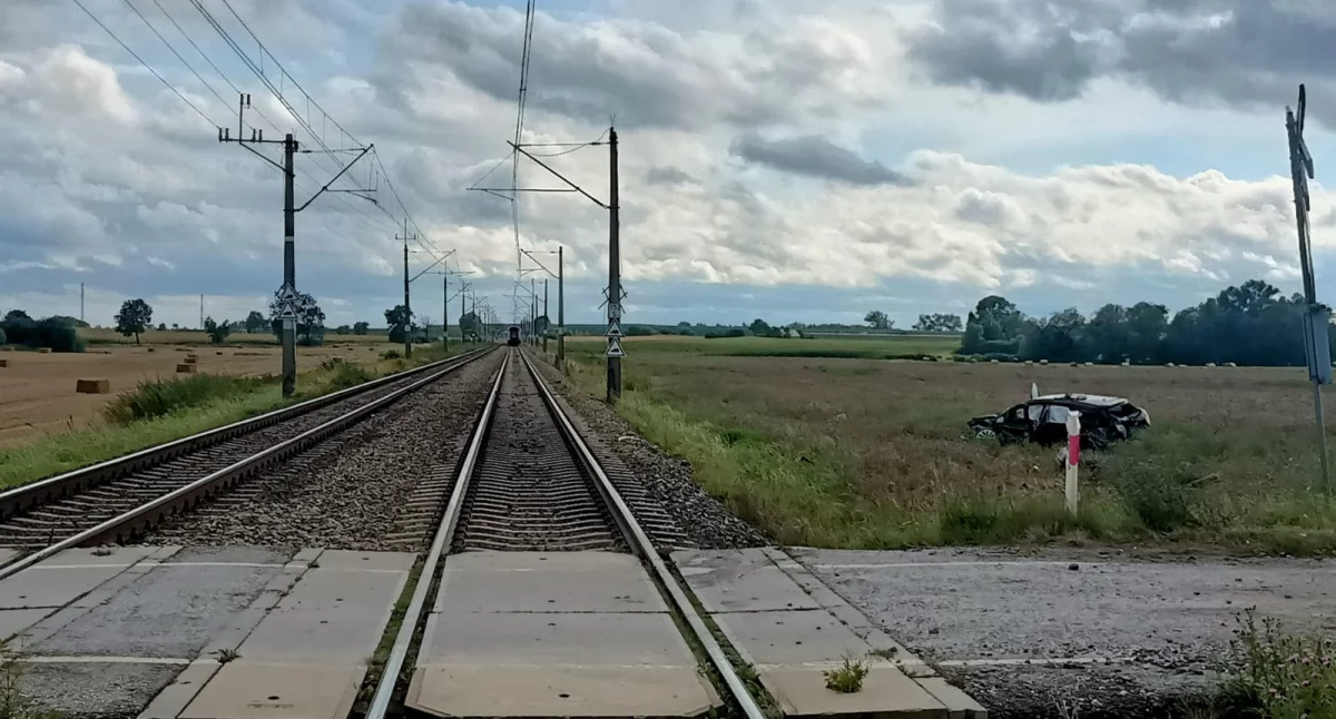 Zderzenie pociągu z autem osobowym w regionie. Wjechał wprost pod nadjeżdżający pociąg