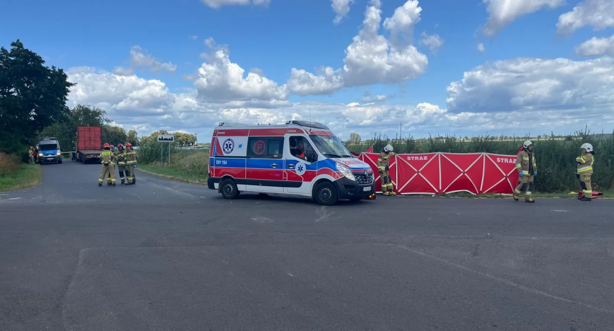 Śmiertelny wypadek w powiecie włocławskim. Osobówka zderzyła się z ciężarówką