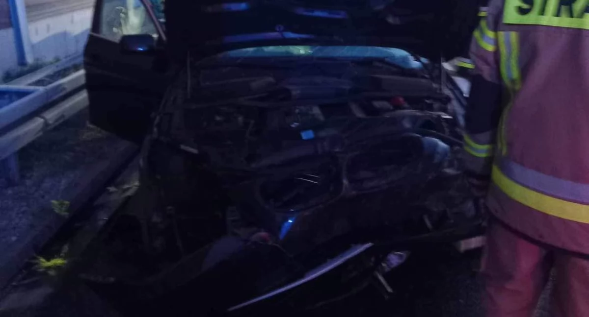 BMW na A1 uderzyło w naczepę ciężarówki