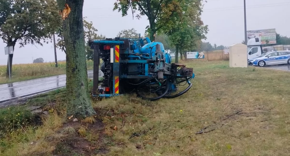 Ciężarówka wywróciła się na obwodnicy [ZDJĘCIA]