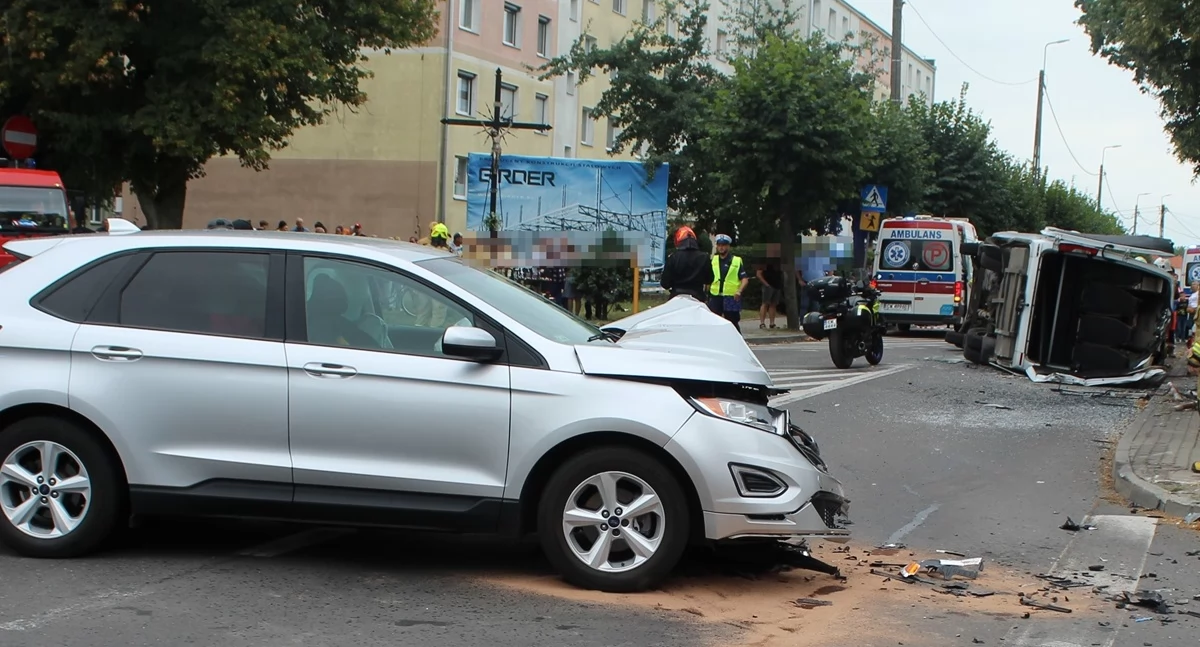 Osobówka zderzyła się z autobusem w Lubrańcu. 13 pasażerów w szpitalu [ZDJĘCIA]