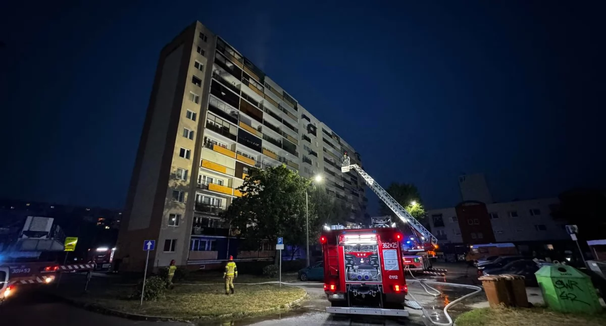 Strażacy i śmigłowiec LPR w akcji. Pożar na 11 piętrze na Kaliskiej we Włocławku