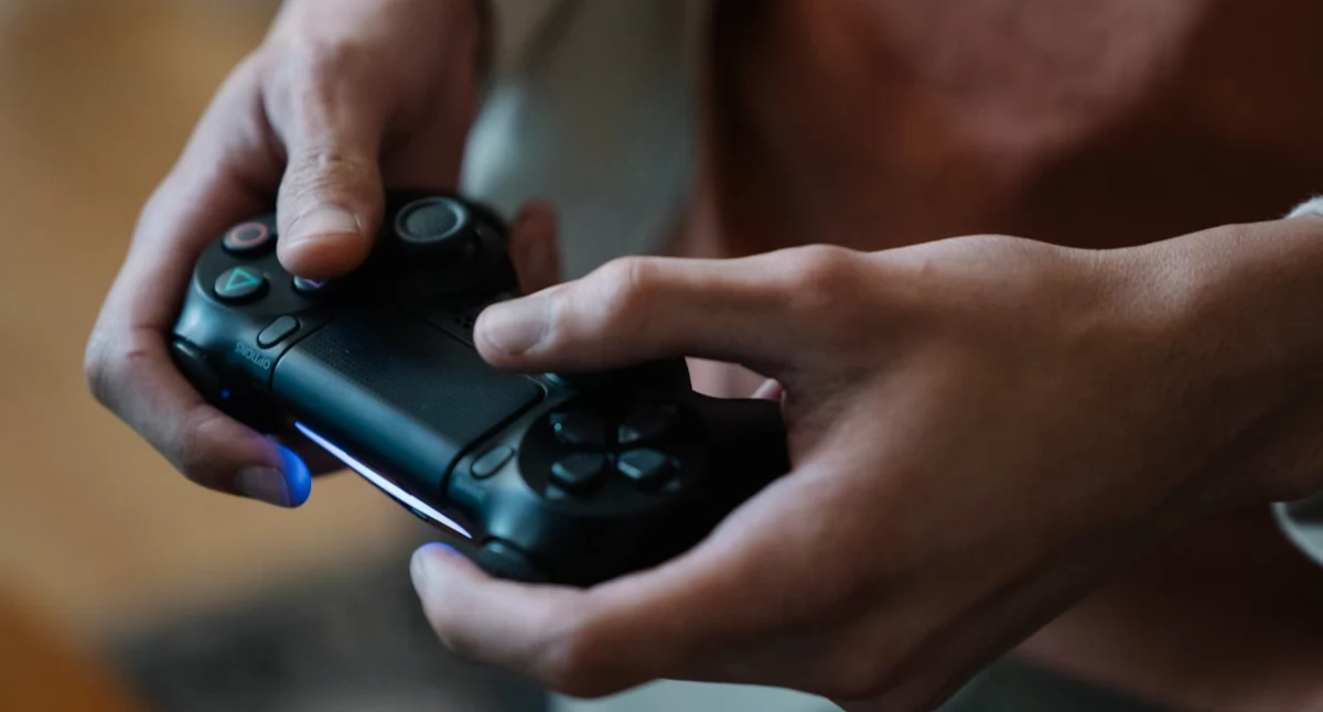 Joystick czy gamepad? Jak wybrać sprzęt do rozgrywania ulubionych tytułów?