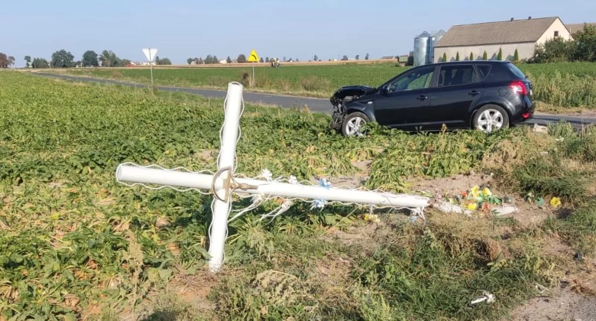 Honda zderzyła się z fordem. Kia dachowała i uderzyła w krzyż [ZDJĘCIA]