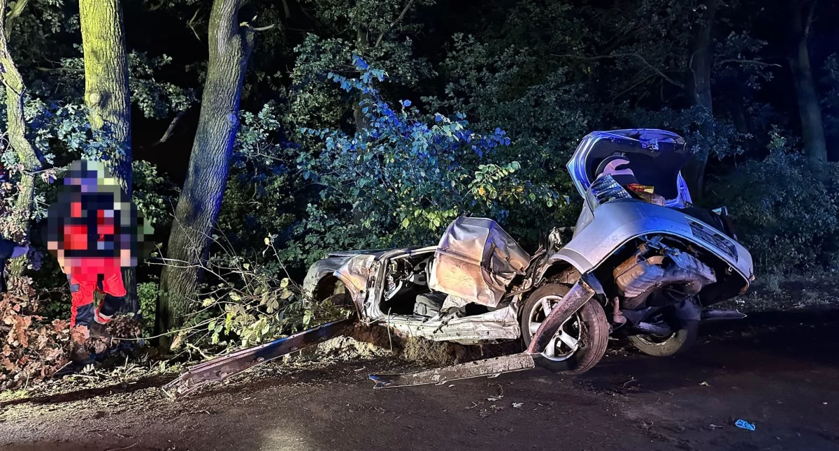 Tragiczny wypadek w Toruniu. Nie żyje 20-latek kierujący Oplem [ZDJĘCIA]