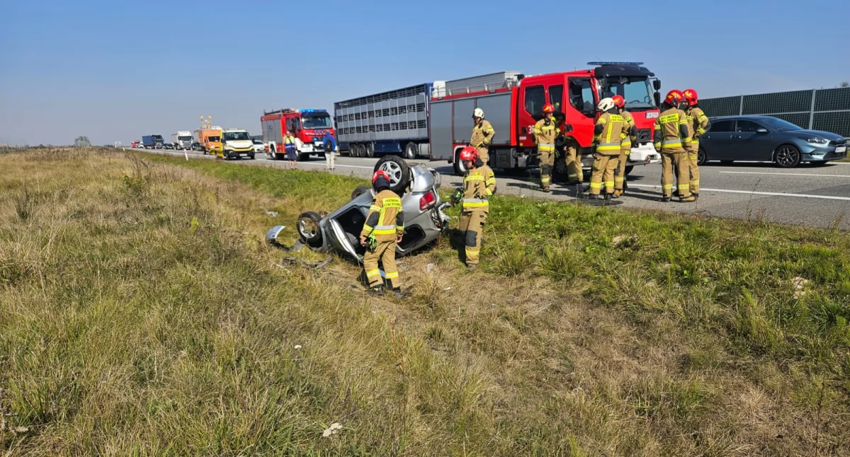 Poważny wypadek na A1. Ciężarówka uderzyła w stojącą osobówkę