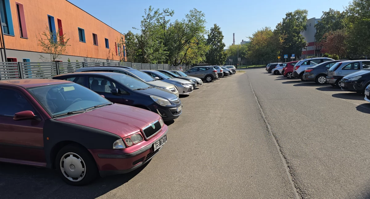 Zaparkowanie auta na Zazamczu we Włocławku graniczy z cudem