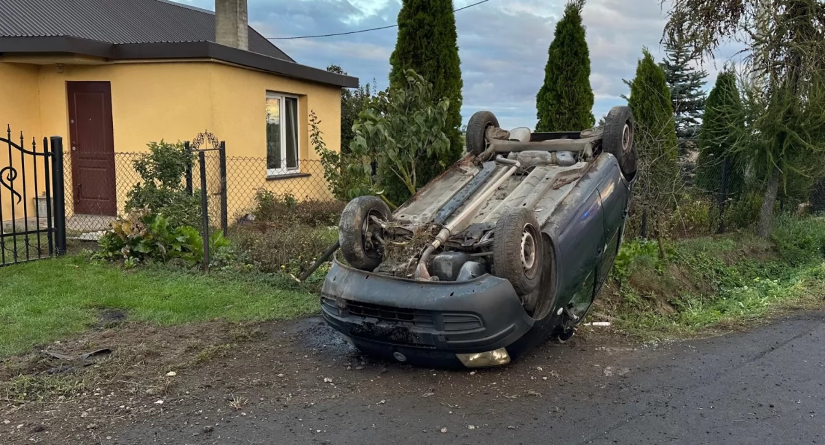 Fiat uderzył w przepust i dachował w powiecie włocławskim [ZDJĘCIA]