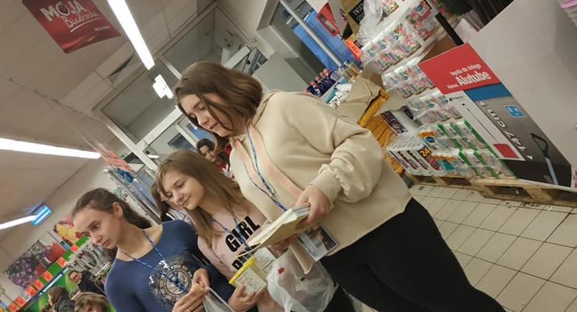 Uczniowie z SP 1 W Brześciu Kujawskim kwestowali w Biedronce