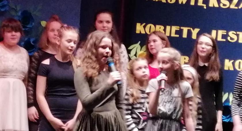 Koncert z okazji Dnia Kobiet w SP1 w Brześciu Kujawskim