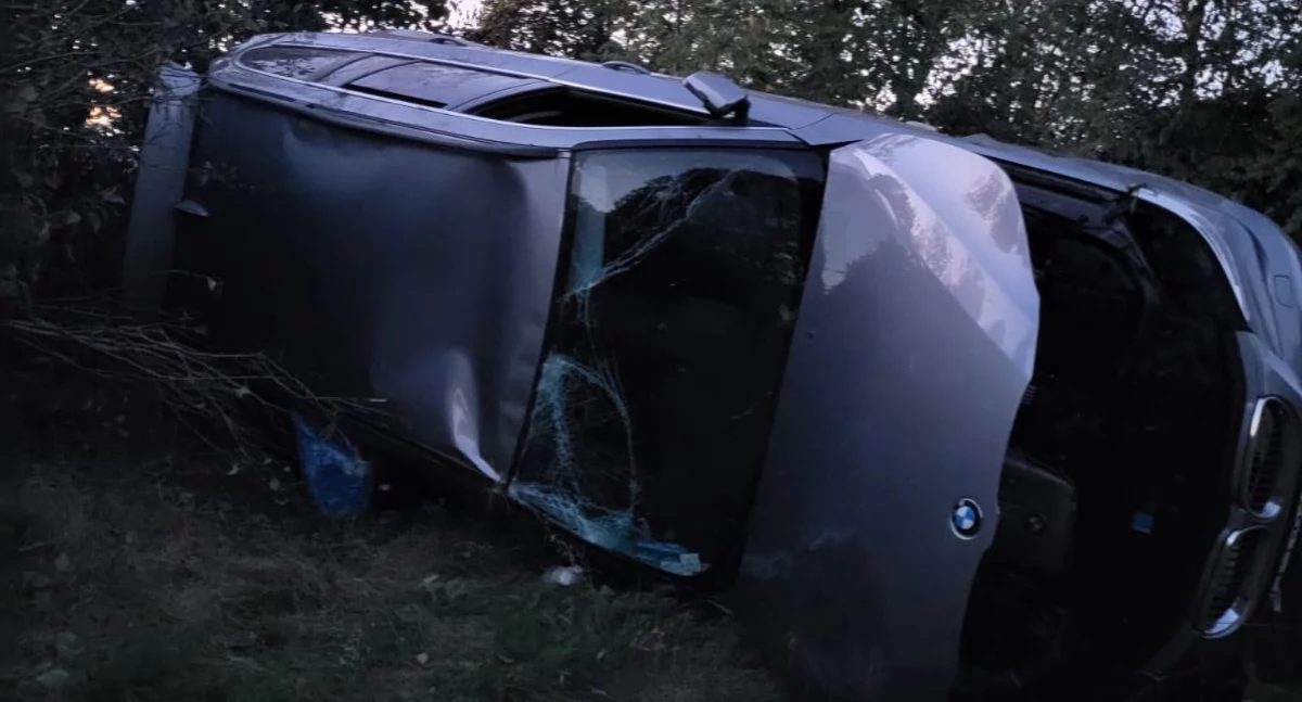 Pijani w rękach policji. BMW wjechało w pole i się przewróciło