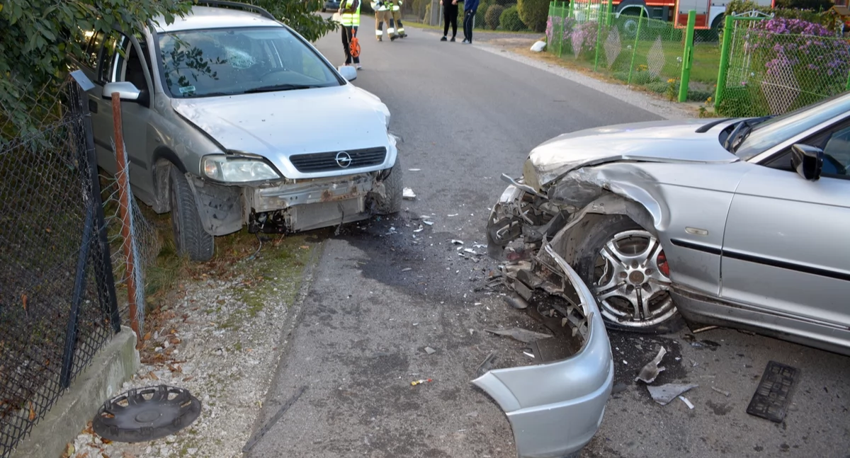 Opel wylądował na ogrodzeniu. Dwie osoby w szpitalu