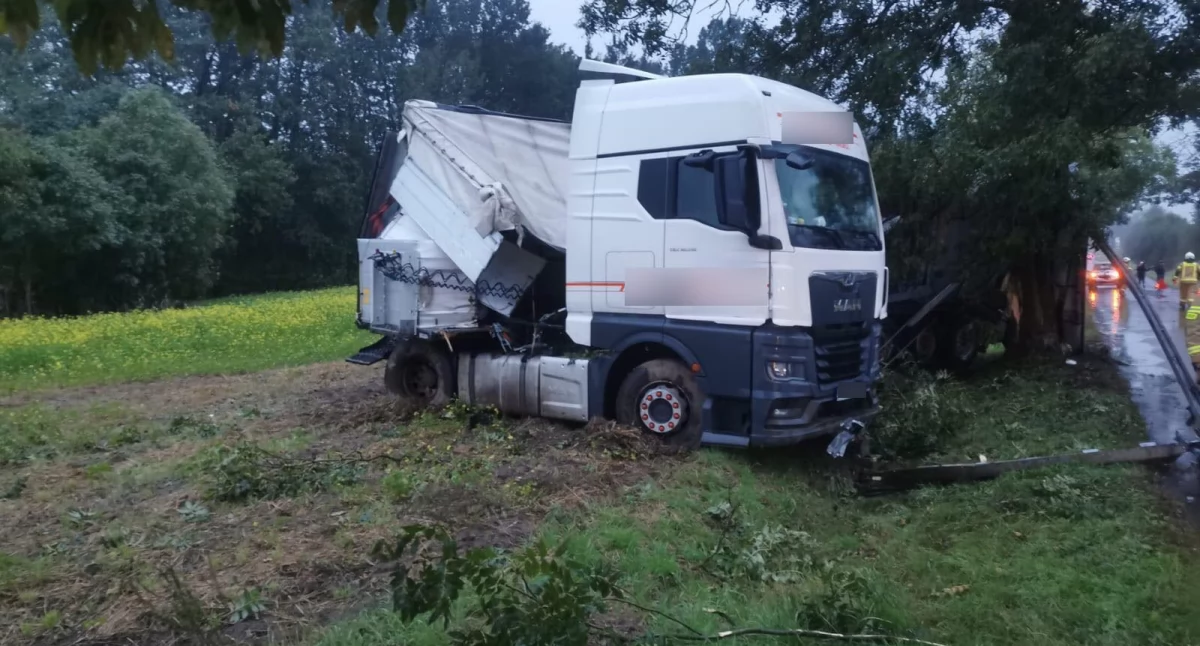 Samochód ciężarowy uderzył w drzewo w powiecie włocławskim