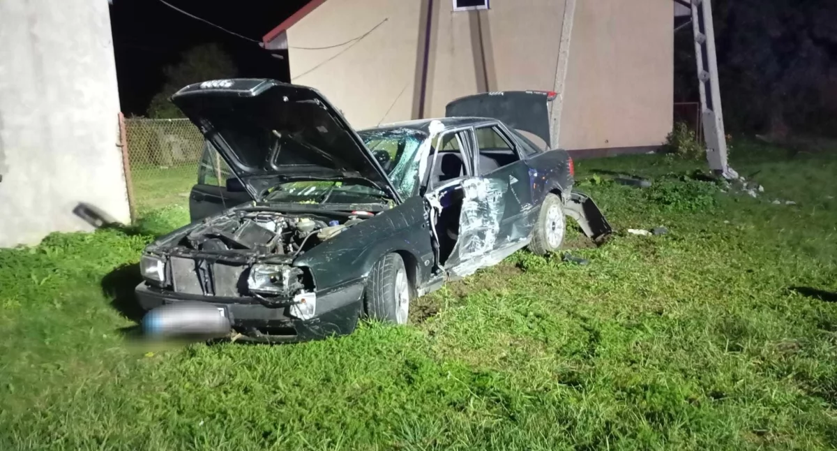 Audi wypadło z drogi i uderzyło w ogrodzenie w powiecie włocławskim
