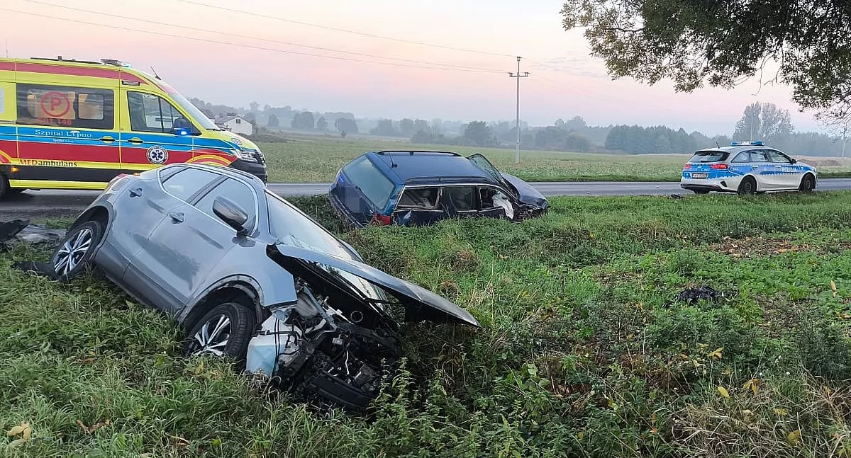 Zderzenie osobówek. Auta wypadły z drogi [ZDJĘCIA]