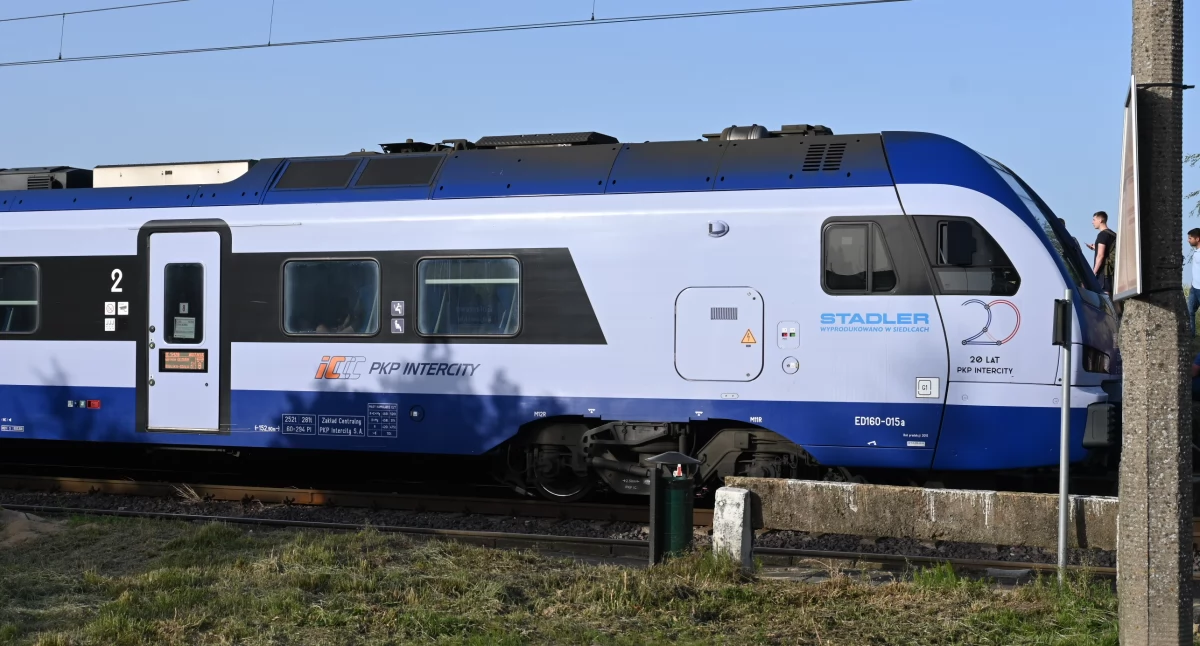 Kobieta została potrącona przez pociąg pod Włocławkiem. Są utrudnienia w ruchu pociągów