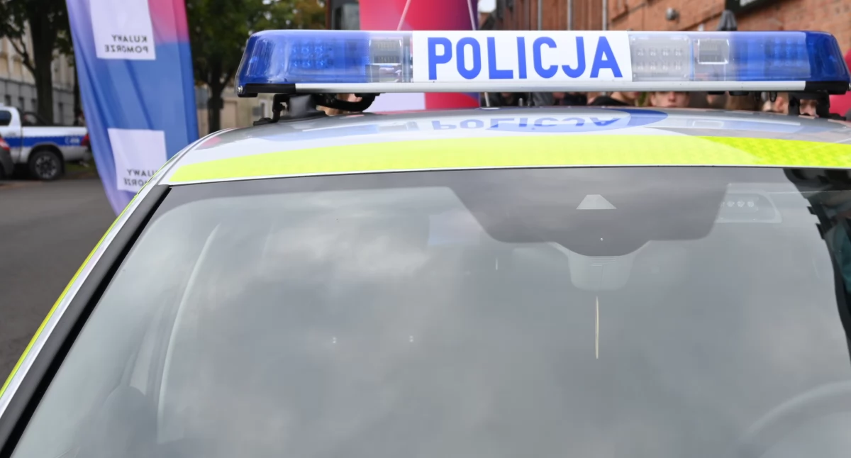 Osobówka uderzyła w drzewo w powiecie włocławskim. Ruch odbywał się wahadłowo