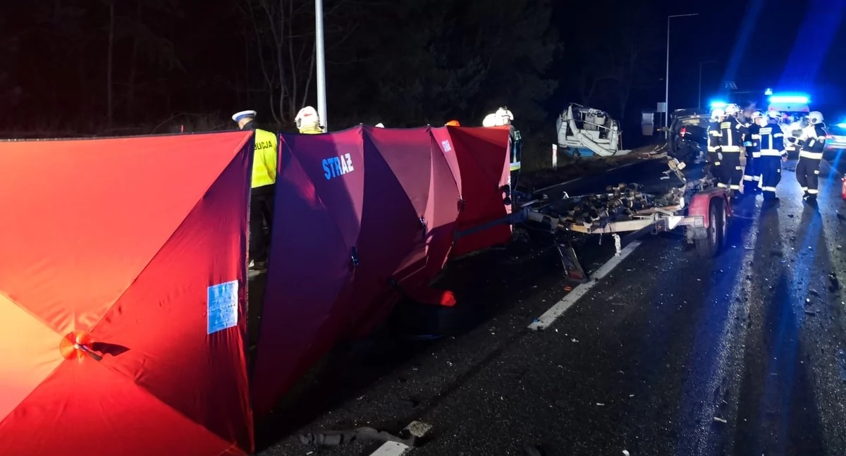 Tragiczny wypadek: Łódź z przyczepy zmiażdżyła seata, dwie osoby nie żyją!