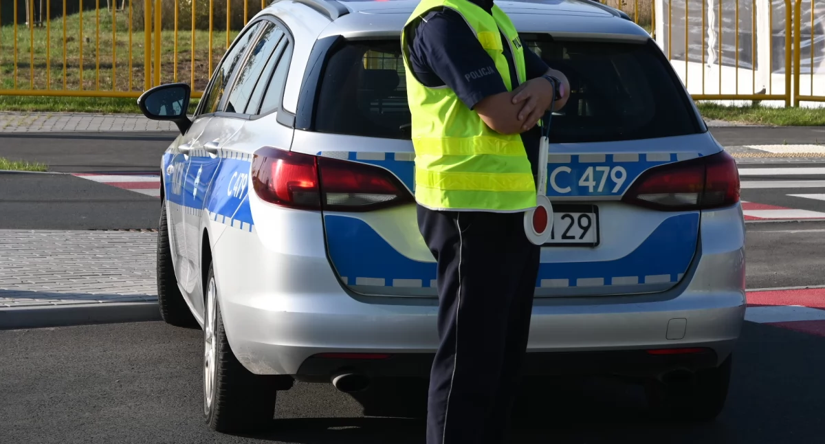 Włamanie do auta we Włocławku. Mieszkaniec padł ofiarą kradzieży na parkingu przy bloku