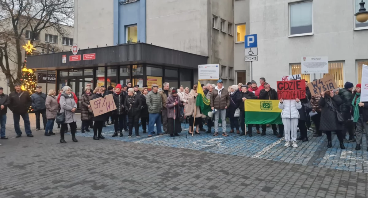 Nie dla S10  – Mieszkańcy Włocławka protestują przed ratuszem