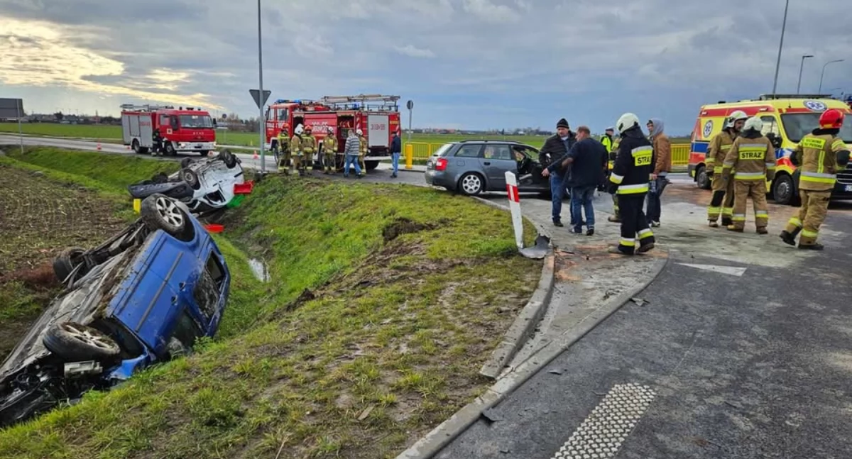 Groźny wypadek w Lubrańcu-Parcelach: trzy osoby w szpitalu, dwa auta dachowały