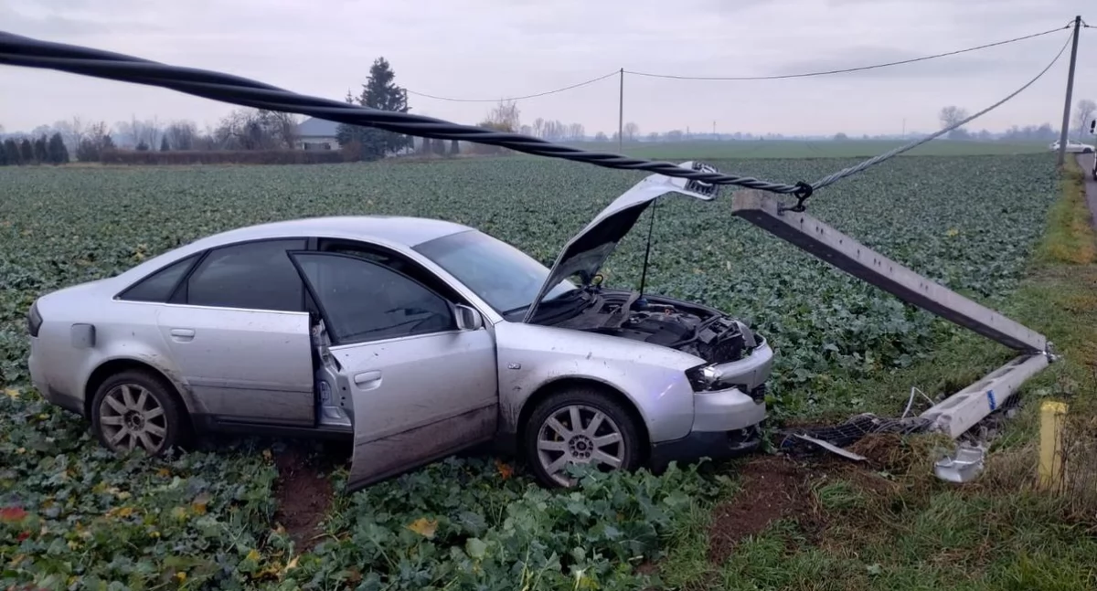 Groźny wypadek w Krzywosądzy: Audi złamało słup energetyczny
