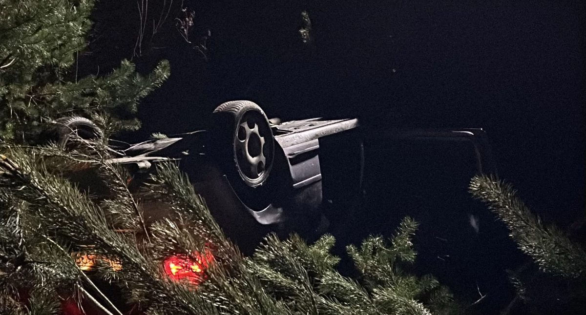 Nocny wypadek w Kaliskach Gmina Lubień Kujawski: Audi w rowie, jedna osoba w szpitalu