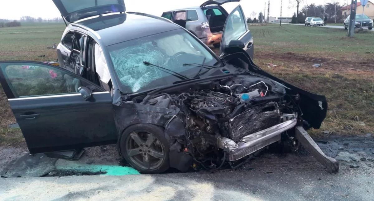 Zderzenie Audi z Volkswagenem. Trzy osoby w szpitalu po wymuszeniu pierwszeństwa [ZDJĘCIA]