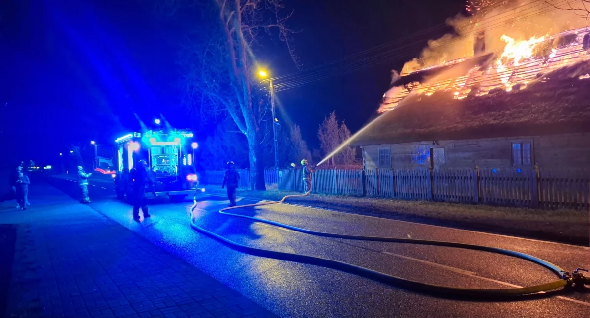 Pożar w Skokach Dużych: Żywioł zniszczył zabytkową chatę z XIX wieku [ZDJĘCIA]