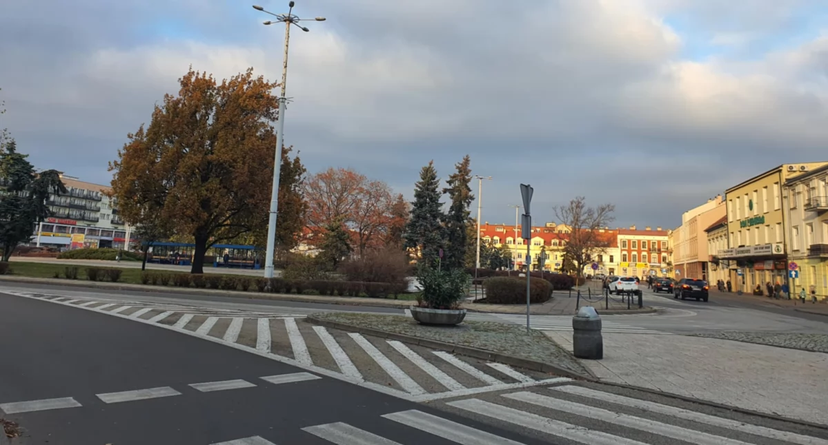 Wandalizm na Placu Wolności we Włocławku: Mężczyźni zatrzymani dzięki monitoringowi