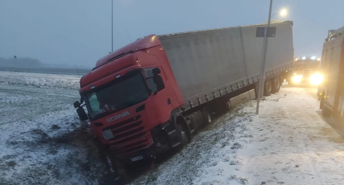 Zderzenie osobówki z ciężarówką na obwodnicy Lubrańca