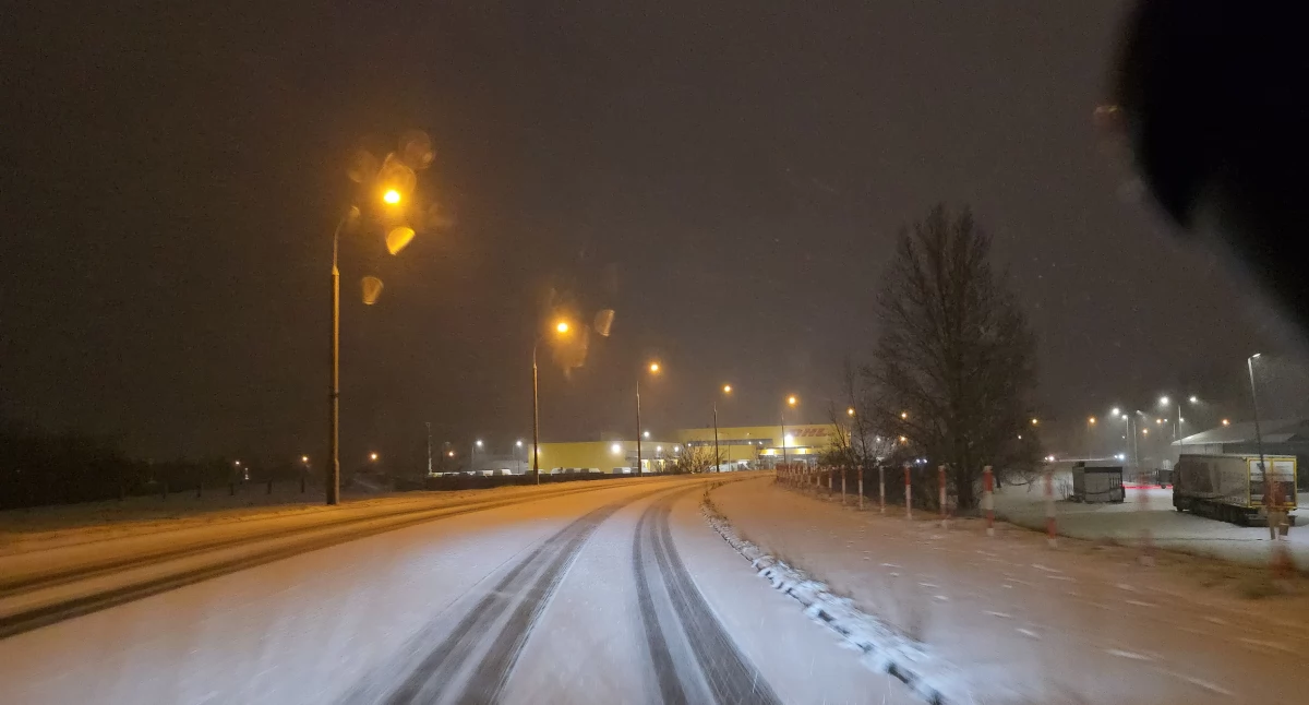 Szklanka na drogach Włocławka. Zobacz na nagraniu jak ślizga się samochód [ZDJĘCIA, VIDEO]