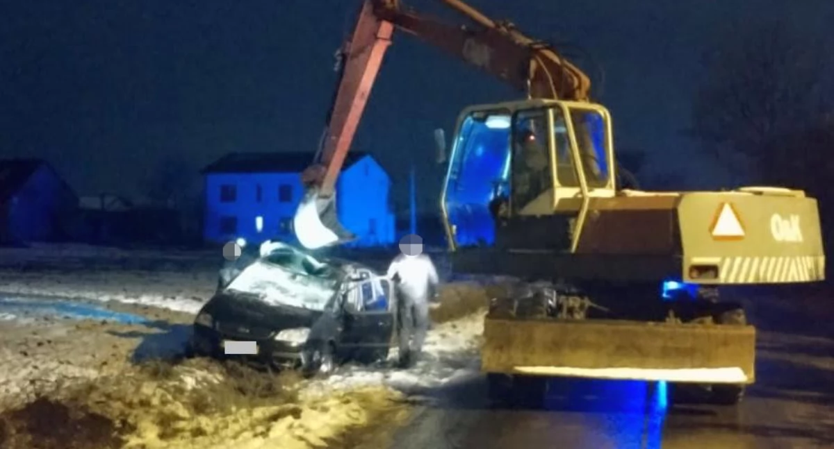 Dachowanie opla w regionie. Koparka była potrzebna do wydobycia pojazdu