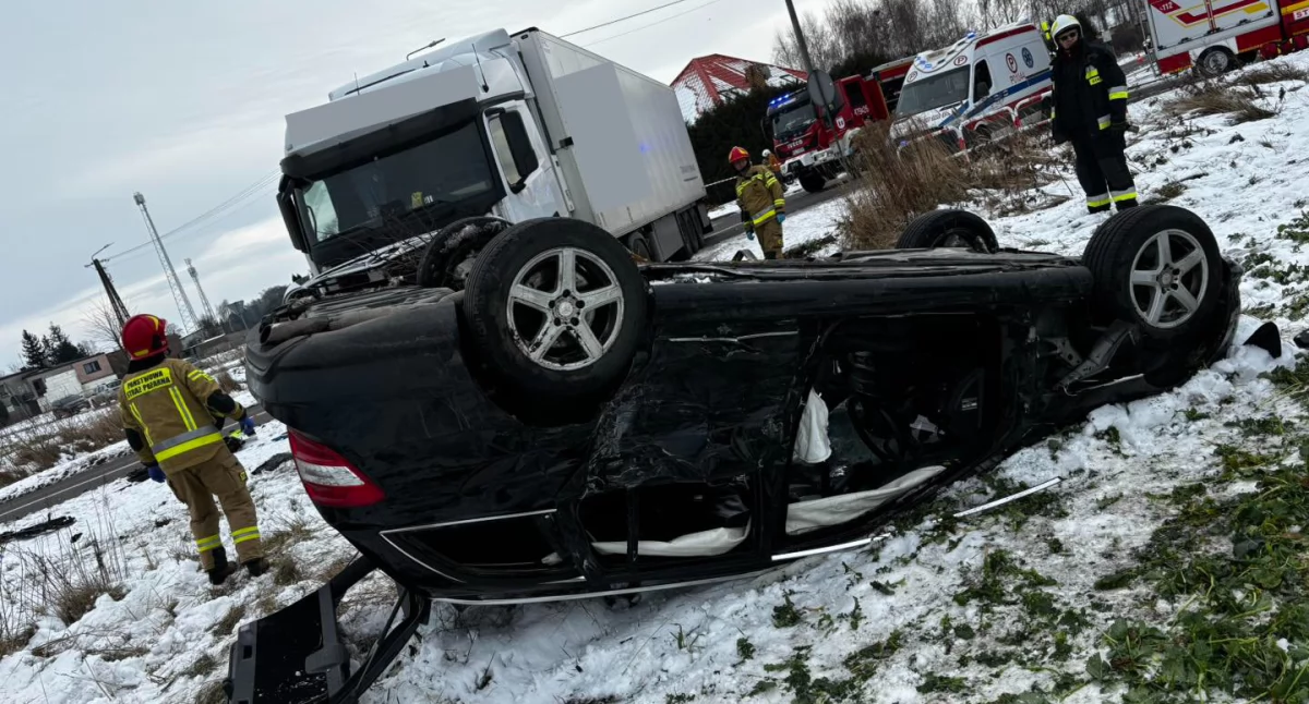 Tragedia w Przedczu. Zderzyły się dwa Mercedesy: TiR i osobówka. Dwie osoby nie żyją, trzecia w szpitalu