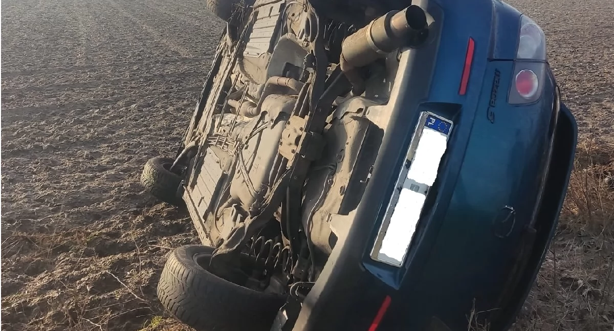 Niebezpieczny wypadek w Żakowicach: Auto wywróciło się